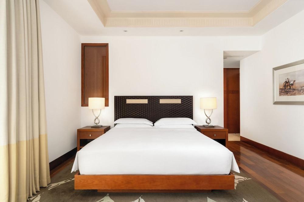 Grand Hyatt Doha Hotel and Villas Room Type - Grand, Suite, 1 King Bed