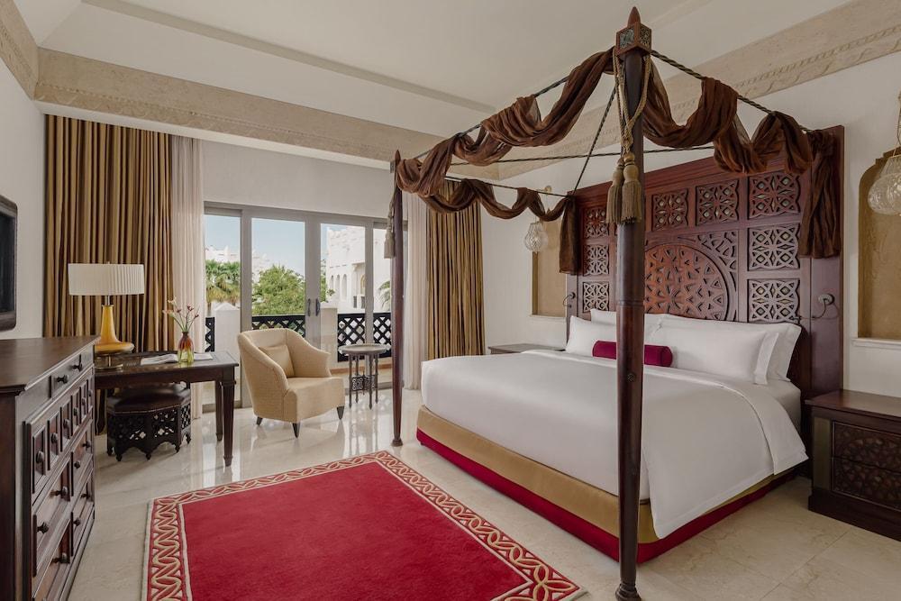 Sharq Village & Spa, a Ritz-Carlton Hotel Room Type - Deluxe Room, 1 King Bed, Resort View