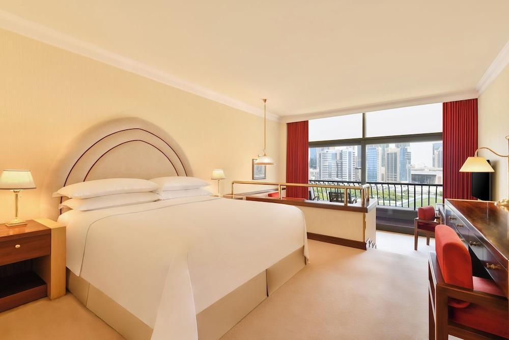 Sheraton Grand Doha Resort & Convention Hotel Room Type - Deluxe Room, 1 King Bed, Smoking, Balcony (View)
