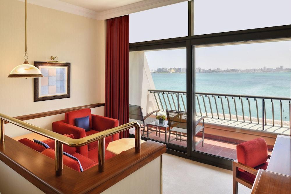 Sheraton Grand Doha Resort & Convention Hotel Room Type - Deluxe Room, 2 Twin Beds, Smoking, Sea View (Balcony)
