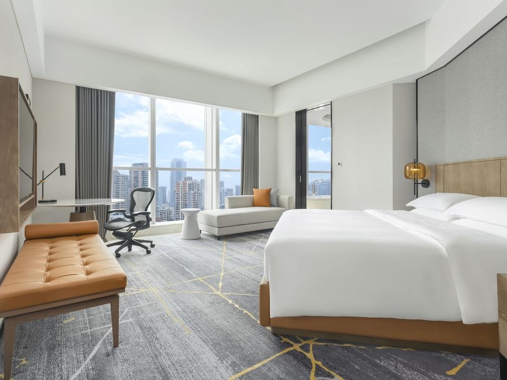 Sheraton Guangzhou Hotel Room Type - Grand Deluxe, Guest room, 1 King, City view, Corner room Sheraton Guangzhou Hotel Room Type - Grand Deluxe, Guest room, 1 King, City view, Corner room
