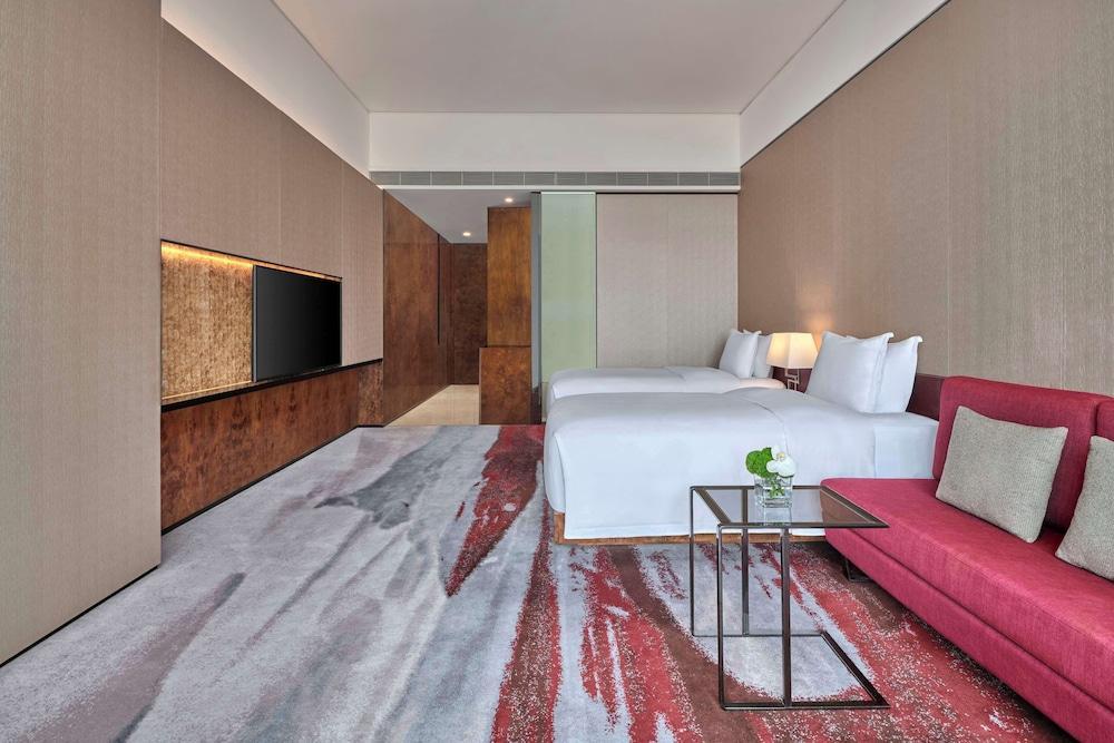 Hilton Guangzhou Tianhe Room Type - Room, 2 Twin Beds, Bathtub (Twin hilton guestroom) Hilton Guangzhou Tianhe Room Type - Room, 2 Twin Beds, Bathtub (Twin hilton guestroom)