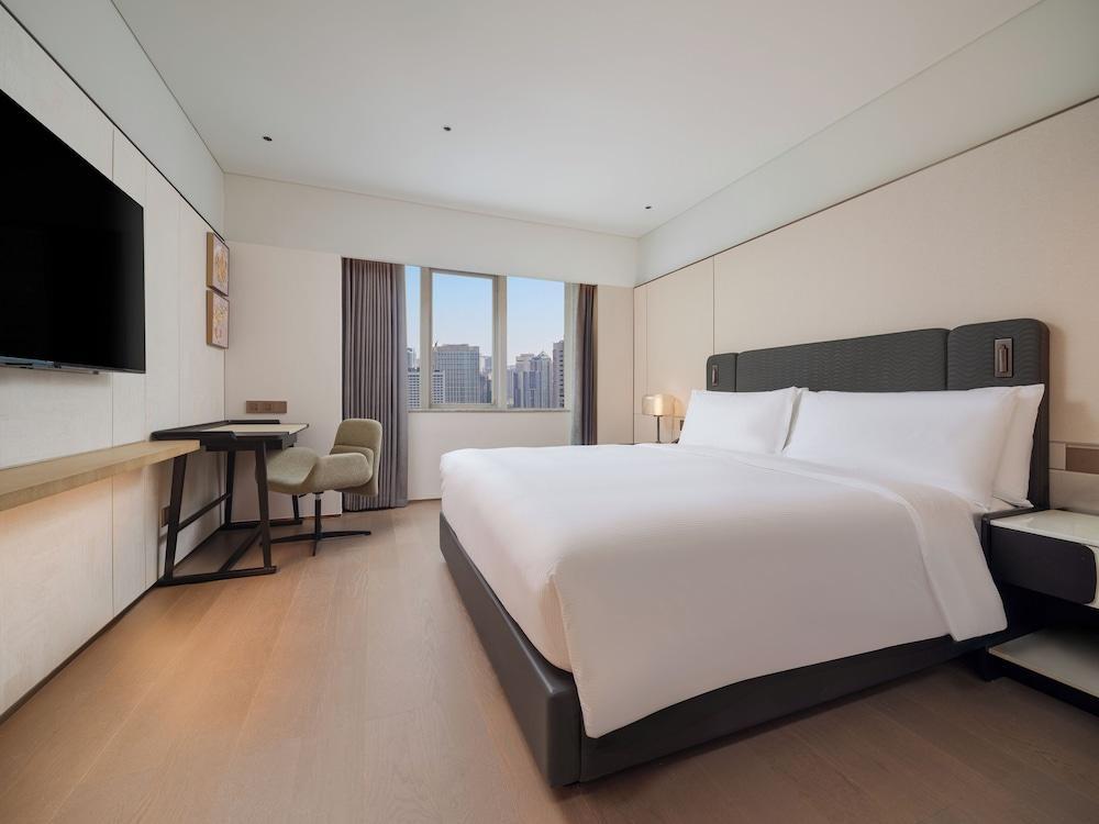 Canton Hotel Guangzhou, Tapestry Collection by Hilton Room Type - Room, 1 King Bed (Guest)