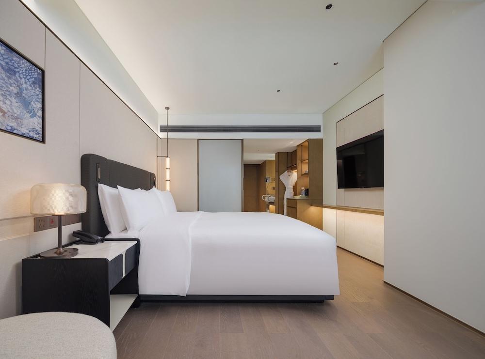 Canton Hotel Guangzhou, Tapestry Collection by Hilton Room Type - Room, 1 King Bed, Accessible