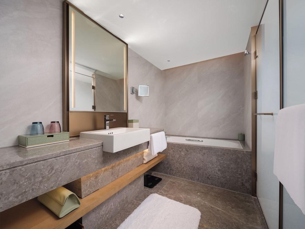 Canton Hotel Guangzhou, Tapestry Collection by Hilton Room Type - Junior Suite, 1 King Bed