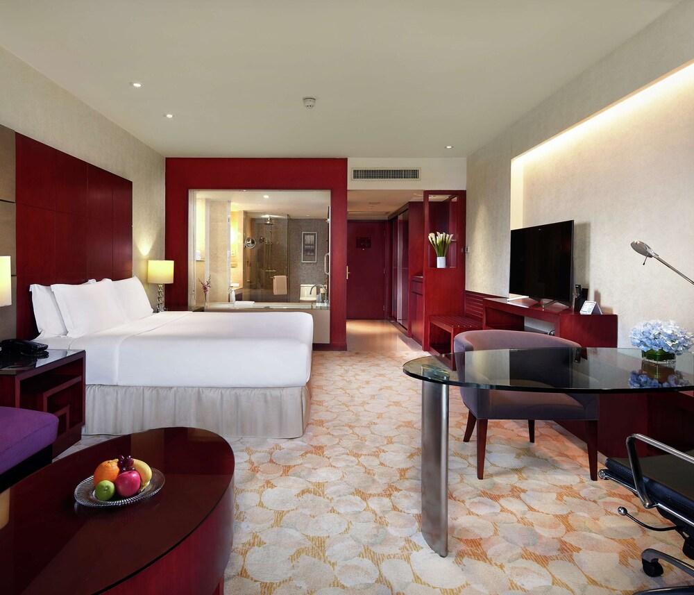 Hilton Guangzhou Science City Room Type - Room, 1 King Bed, Balcony