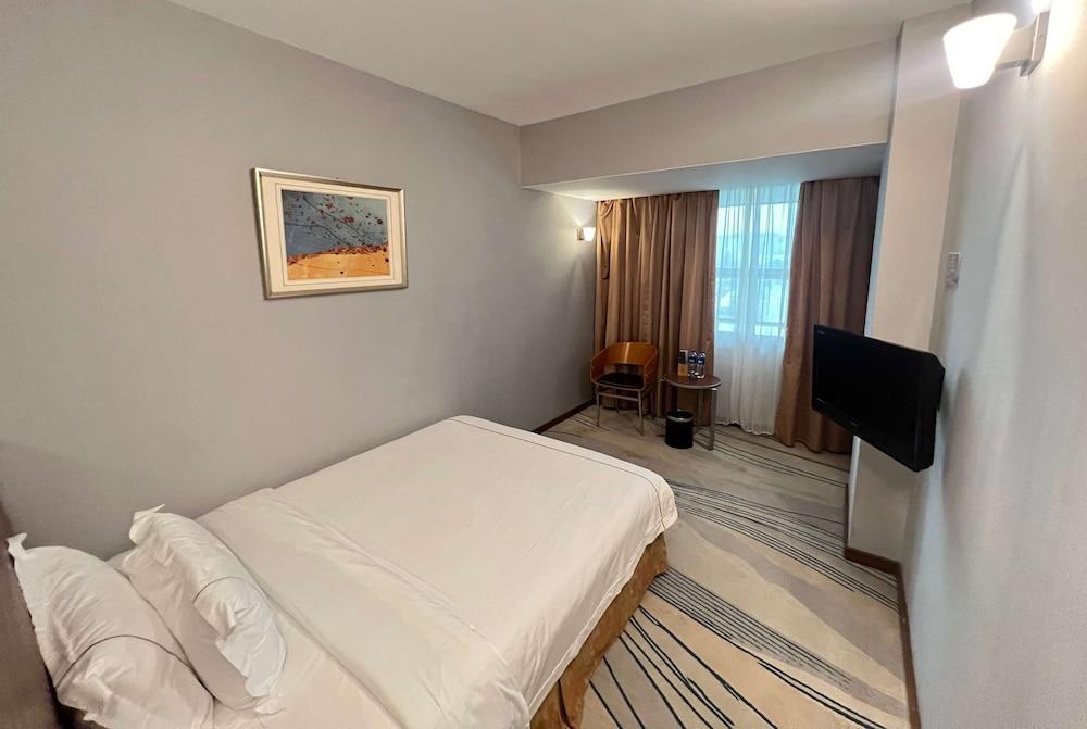 Days Inn Guangzhou Room Type - Standard Room, 1 Queen Bed, Smoking