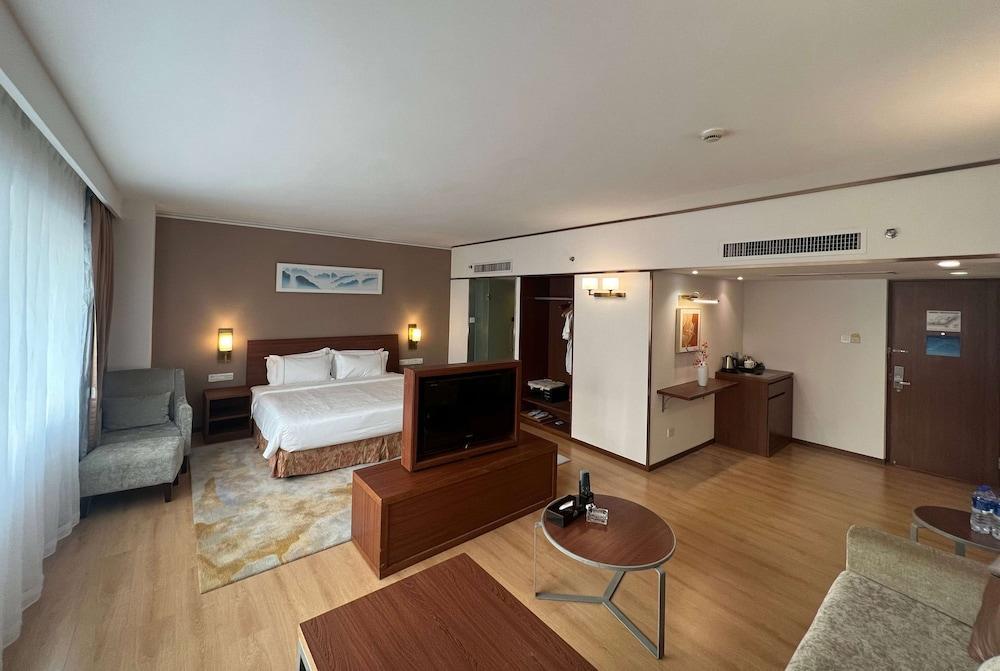 Days Inn Guangzhou Room Type - Suite, 1 King Bed (Elegant)