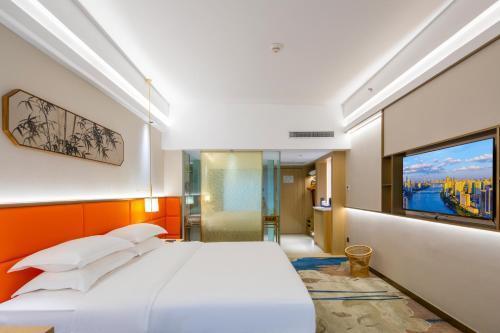 Landmark International Hotel Room Type - Deluxe King Room