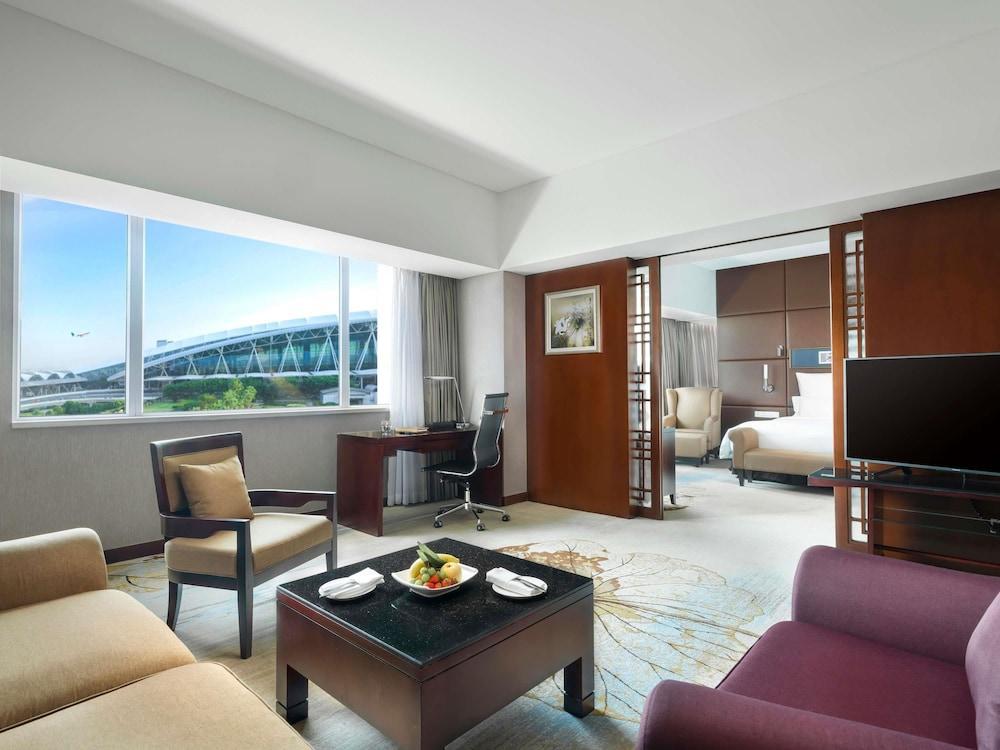 Pullman Guangzhou Baiyun Airport Room Type - Deluxe Suite, 1 King Bed