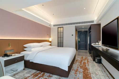 Guangdong Victory Hotel - Free shuttle bus to exhibition center during Canton Fair Room Type - Yue Business Double Bed Room Guangdong Victory Hotel - Free shuttle bus to exhibition center during Canton Fair Room Type - Yue Business Double Bed Room