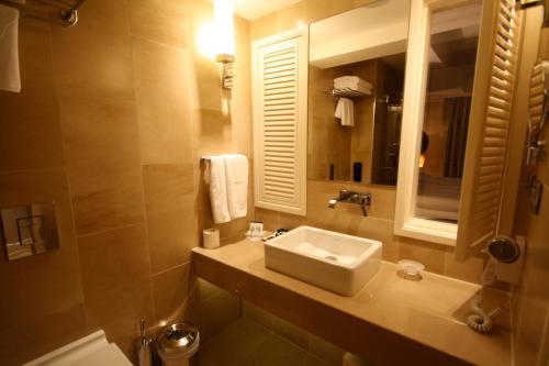 Titanic Comfort Sisli - Tap to explore photos