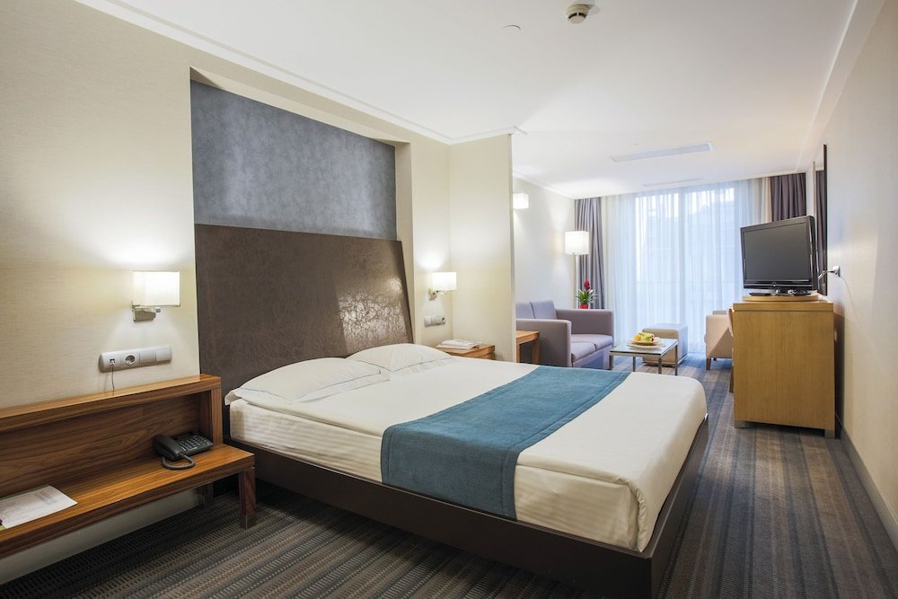 Housez Suites and Apartments - Special Class Room Type - Business Suite