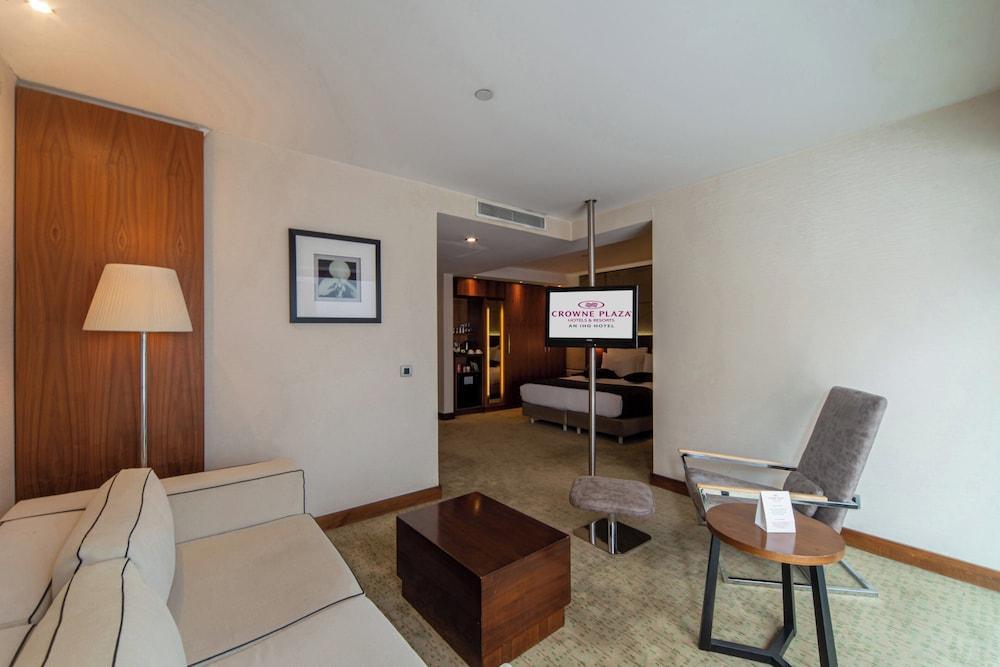 CROWNE PLAZA ISTANBUL HARBIYE HOTEL Room Type - Junior Suite, 1 King Bed