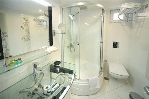 Cartoon Hotel Room Type - Double or Twin Room with Bathroom