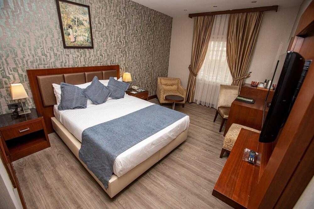 The Green Park Merter Room Type - Deluxe Double Room