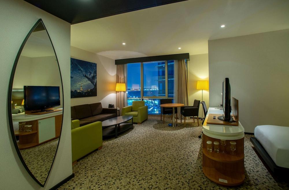 DoubleTree by Hilton Istanbul - Moda Room Type - Junior Suite, 2 Twin Beds, Sea View