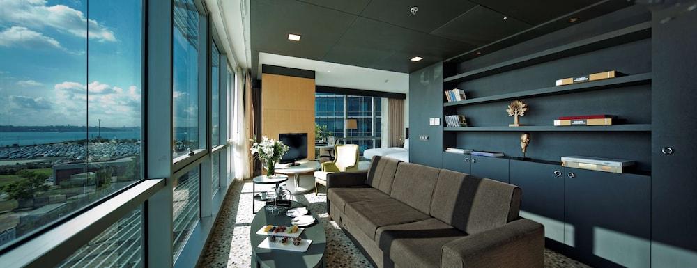 DoubleTree by Hilton Istanbul - Moda Room Type - Junior Suite, 2 Twin Beds, Sea View