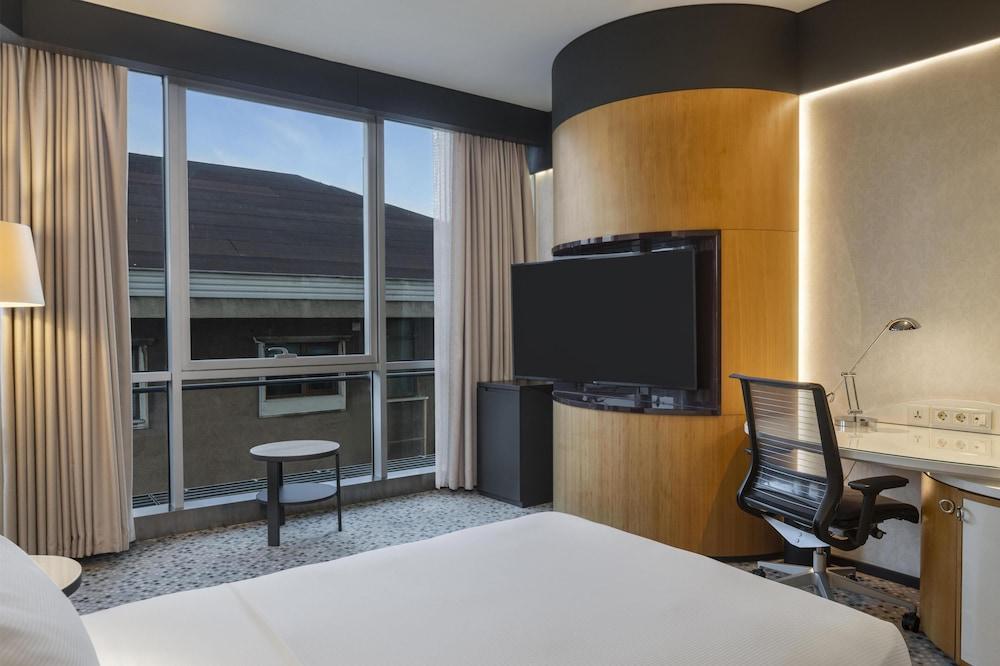 DoubleTree by Hilton Istanbul - Moda Room Type - Room, 1 Queen Bed, Accessible, City View