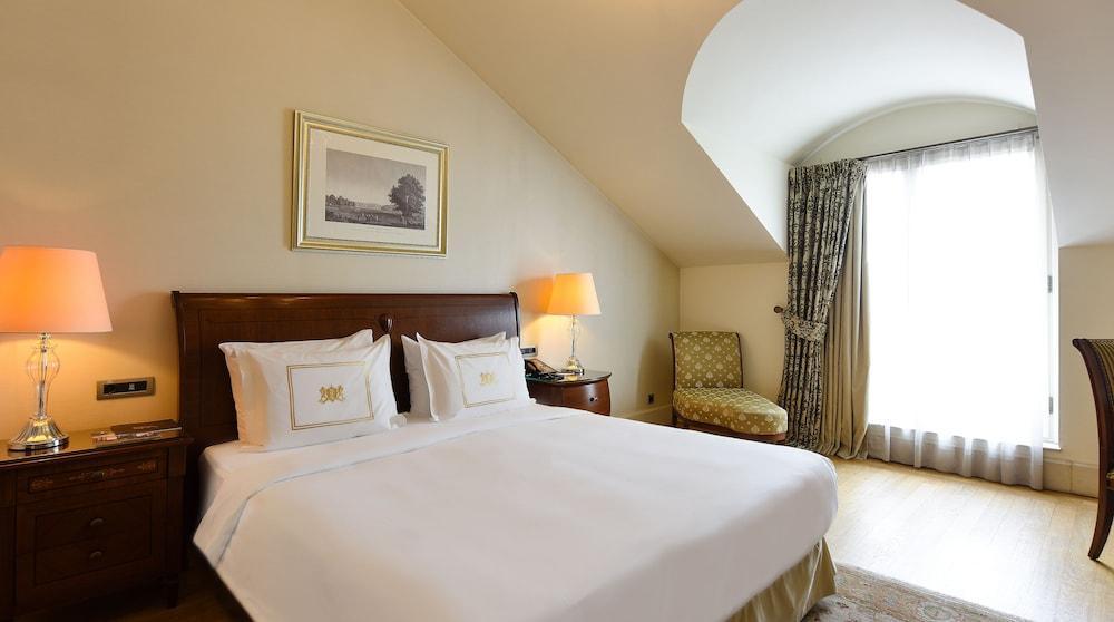 Pera Palace Hotel Room Type - Deluxe Golden Horn Side Room with King Bed