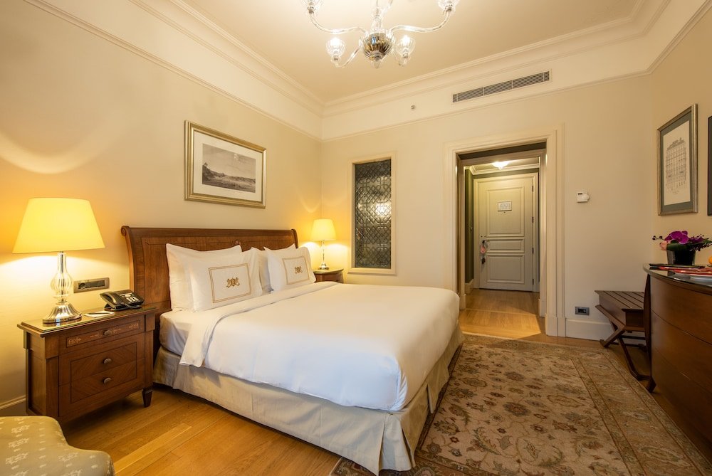 Pera Palace Hotel Room Type - Deluxe Pera Side Room with King Bed