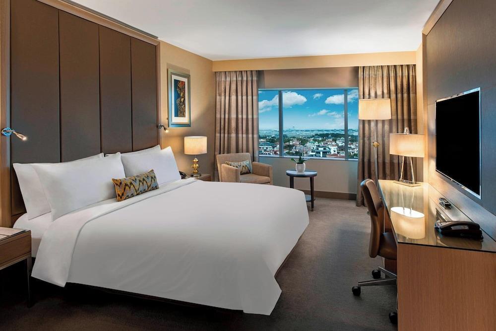 Renaissance Polat Istanbul Hotel by Marriott Room Type - Deluxe Room, 1 King Bed, City View Renaissance Polat Istanbul Hotel by Marriott Room Type - Deluxe Room, 1 King Bed, City View