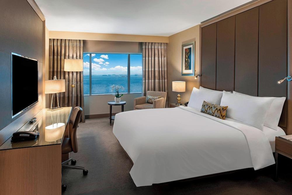 Renaissance Polat Istanbul Hotel by Marriott Room Type - Deluxe Room, 1 King Bed, Sea View Renaissance Polat Istanbul Hotel by Marriott Room Type - Deluxe Room, 1 King Bed, Sea View