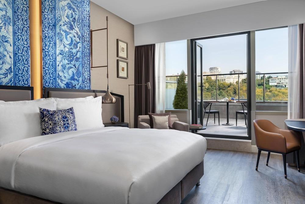 The Ritz-Carlton, Istanbul Room Type - Room, 1 King Bed, Smoking, Park View (Balcony)