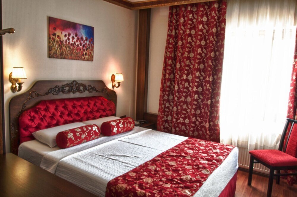 Hotel Santa Pera - Tap to explore photos