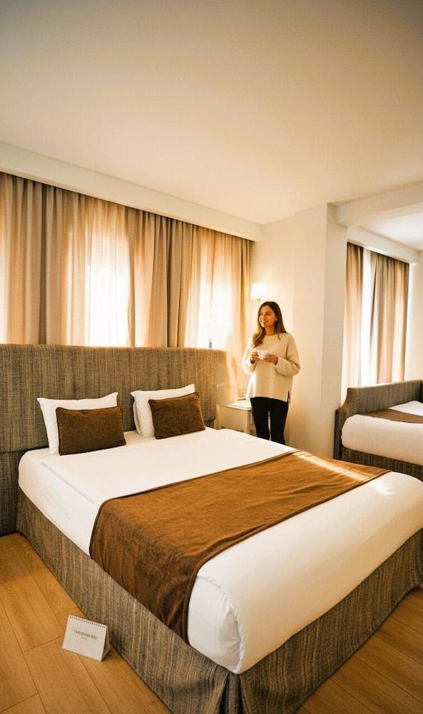Taximtown Hotel Room Type - Deluxe Triple Room