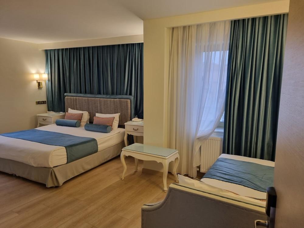 Taximtown Hotel Room Type - Deluxe Triple Room