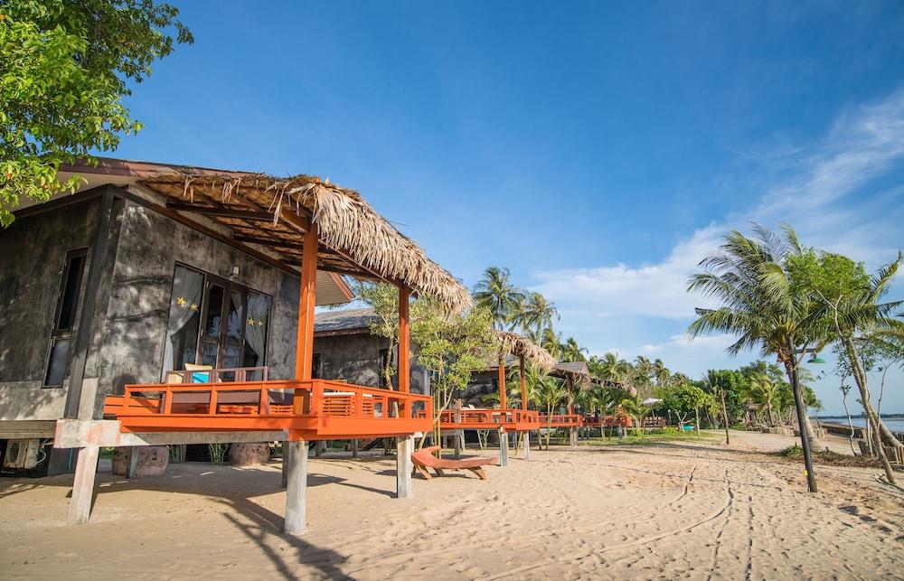 Islanda Hideaway Resort Room Type - Ocean Front Bungalow