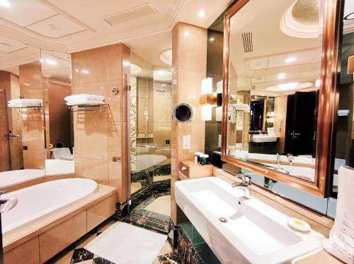 Chateau Star River Guangzhou Room Type - Twin Room with Lake View Chateau Star River Guangzhou Room Type - Twin Room with Lake View