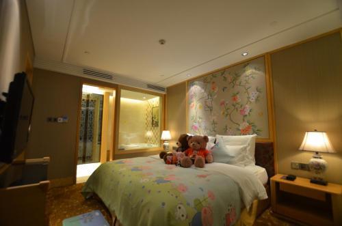 Panyu Hotel Room Type - Main Building Deluxe Suite Panyu Hotel Room Type - Main Building Deluxe Suite