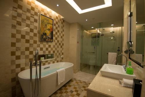 Panyu Hotel Room Type - Main Building Deluxe Twin Beds Room
