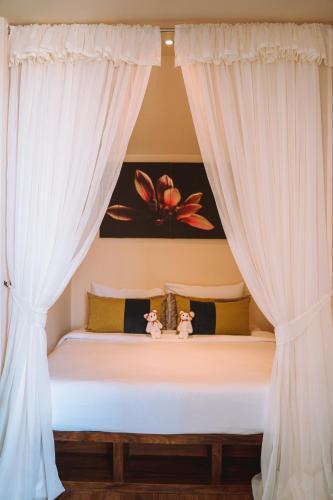 Chaweng Regent Beach Resort - Tap to explore photos