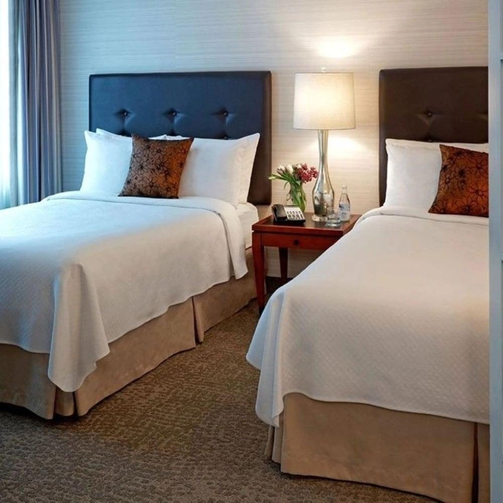 Cambridge Suites Toronto Room Type - Deluxe Suite, Multiple Beds