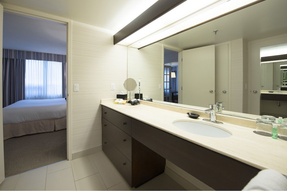 Cambridge Suites Toronto - Tap to explore photos