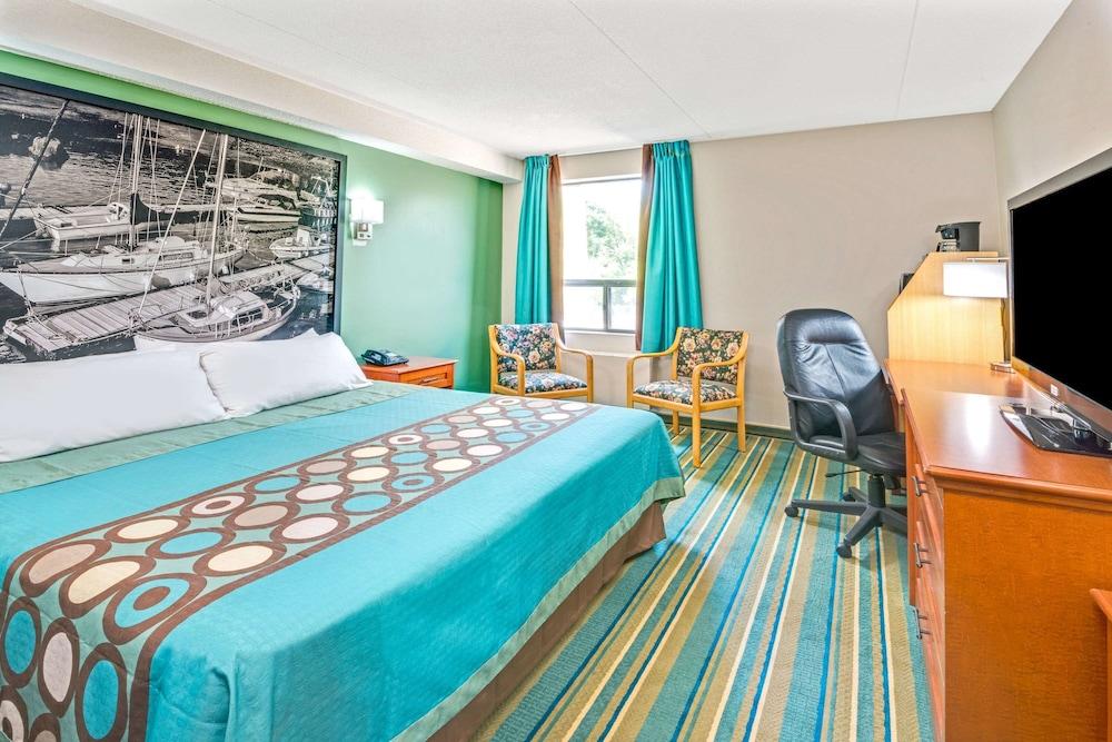 Super 8 by Wyndham Toronto East ON Room Type - 1 King Bed, Non-Smoking