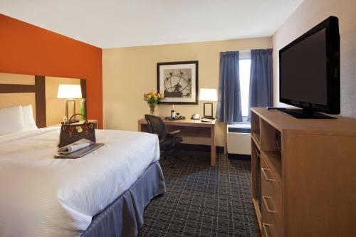 Stay Inn Express Toronto Room Type - 1 Queen Bed Business NS