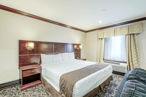 Woodbine Hotel and Suites Room Type - King Room