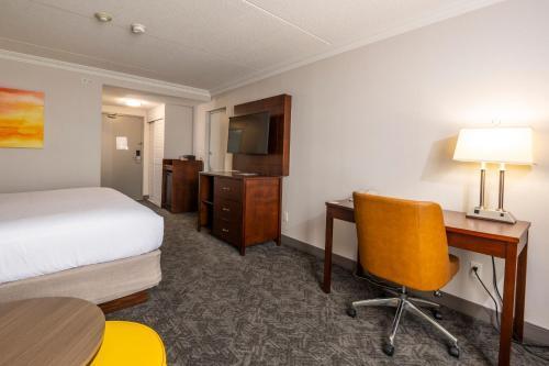 Comfort Inn & Conference Centre Toronto Airport - Tap to explore photos