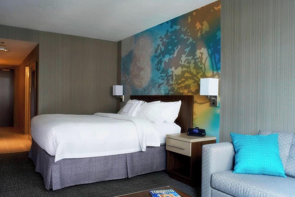 Courtyard by Marriott Downtown Toronto Room Type - Room, 1 King Bed (High Floor)