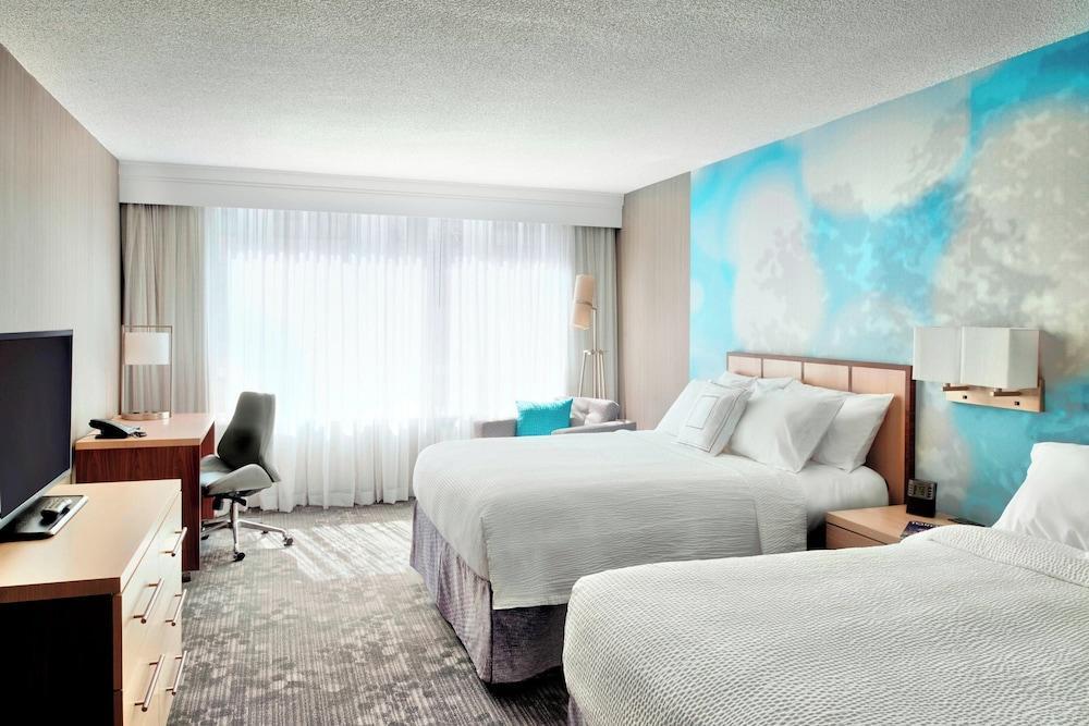 Courtyard by Marriott Downtown Toronto Room Type - Standard Room, 2 Queen Beds