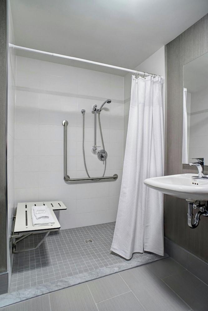 Courtyard by Marriott Downtown Toronto - Tap to explore photos