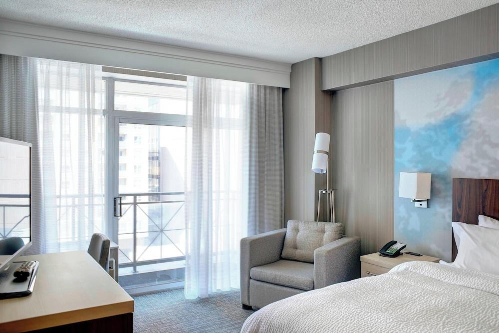 Courtyard by Marriott Downtown Toronto Room Type - Room, 1 King Bed, Balcony, Corner Courtyard by Marriott Downtown Toronto Room Type - Room, 1 King Bed, Balcony, Corner