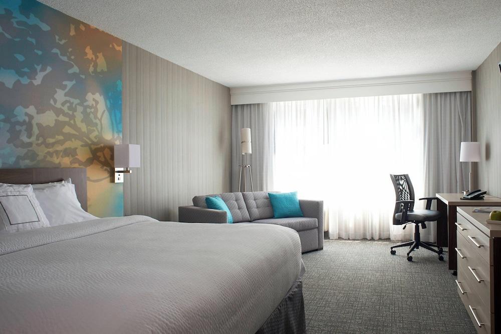 Courtyard by Marriott Downtown Toronto - Tap to explore photos