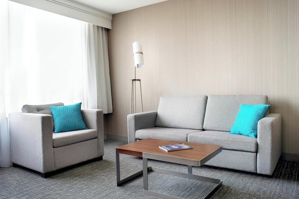 Courtyard by Marriott Downtown Toronto Room Type - Suite, 1 Bedroom, Corner