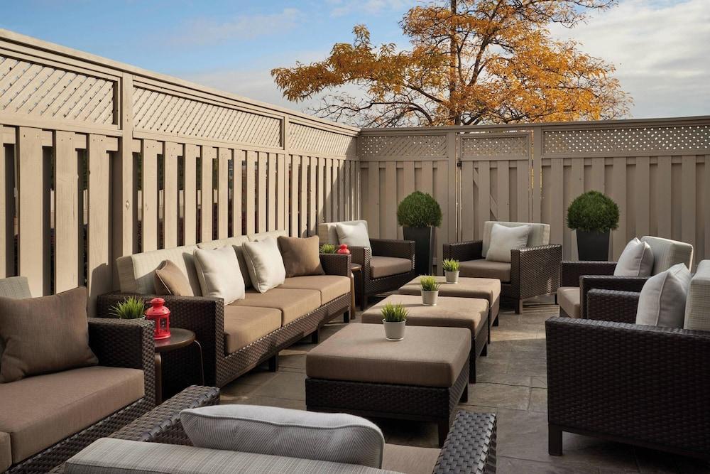 Courtyard by Marriott Toronto Airport - Tap to explore photos