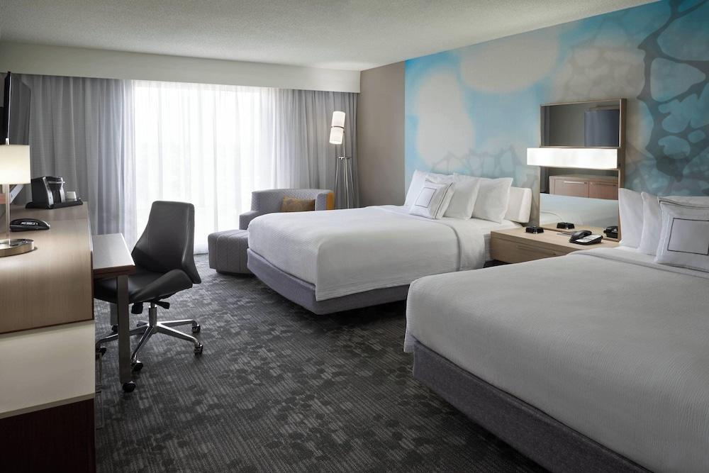 Courtyard by Marriott Toronto Airport Room Type - Room, 2 Queen Beds